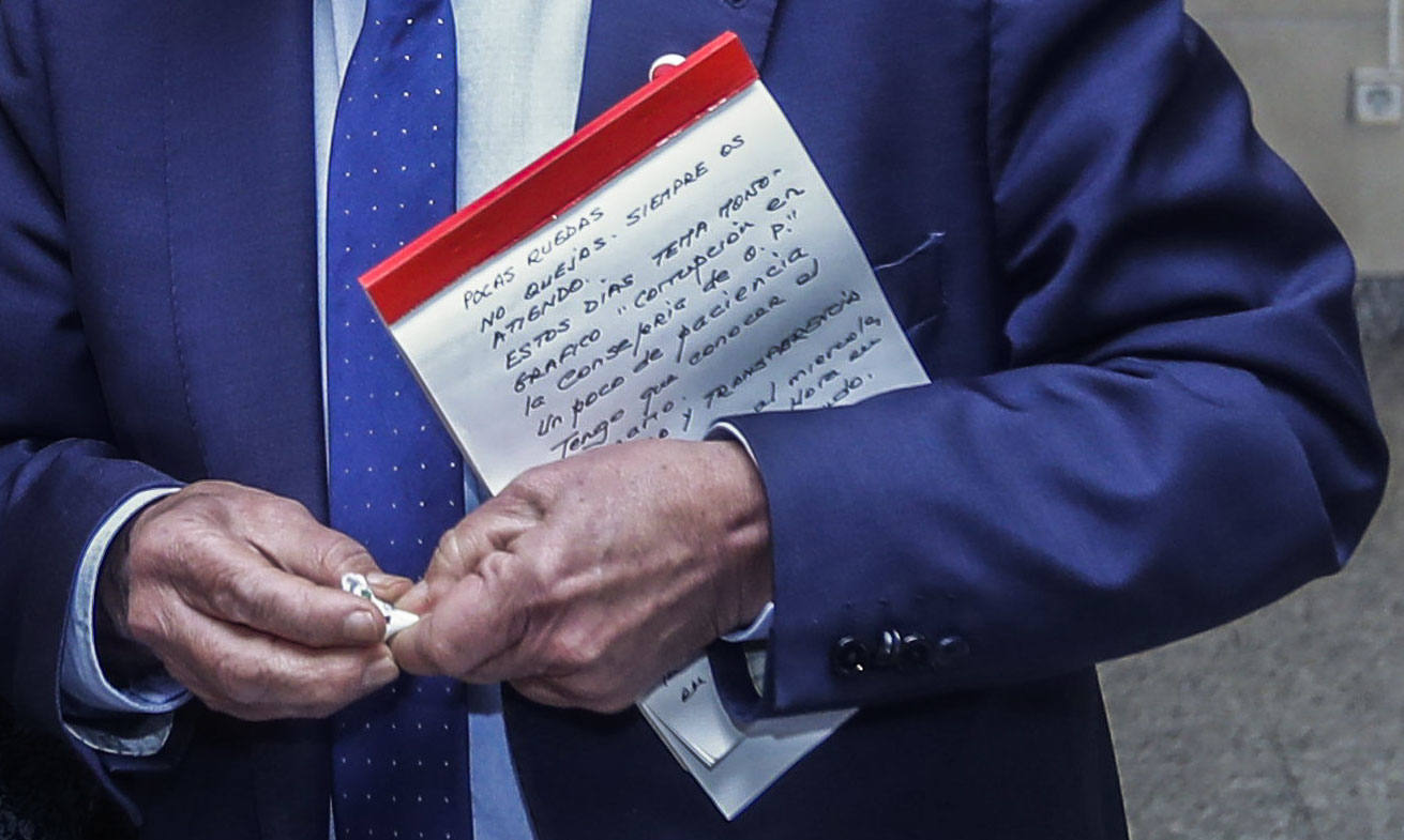 La 'chuleta' de apuntes del presidente de Cantabria para la rueda de prensa. En la libreta se puede leer: «Estos días tema monográfico, 'corrupción en la consejería de O.P.»