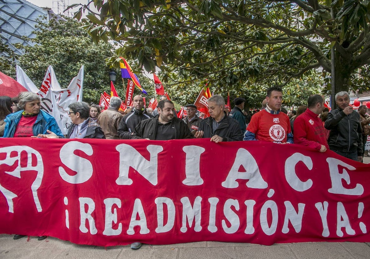 Pancarta de trabajadores de Sniace en la manifestación del 1 de Mayo, en 2016.