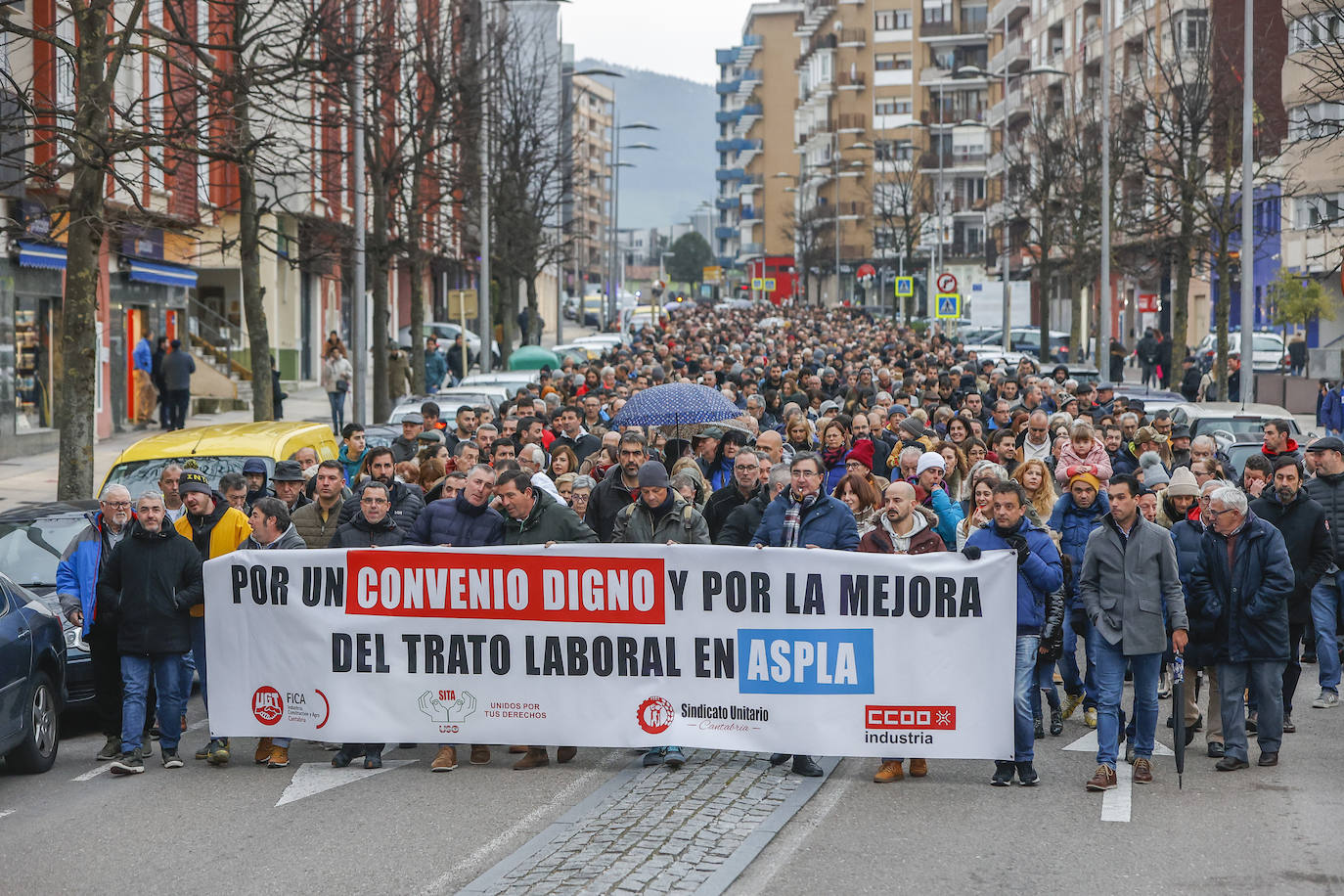 Sí se puede'; 'Así, así, ni un paso atrás'; 'Esta dirección, nuestra ruina son' o 'Si esto no se arregla, guerra, guerra y guerra', fueron algunos de los esloganes coreados por la plantilla. Tampoco faltó en esta ocasión el sonido de petardos, campanos y silbatos. La representación política volvió a ser amplia.