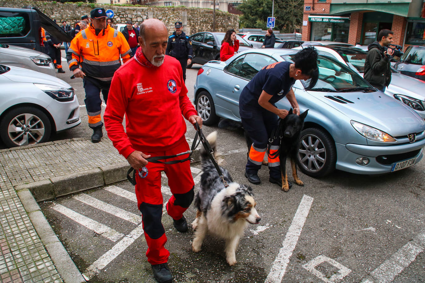 Presentación ayer de la unidad canina en El Astillero,