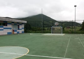 La cubierta de la pista polideportiva era el destino de una ayuda concedida en 2018 y que no se pudo acometer, aunque ahora ya está encarrilada