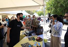 Venta de quesos de Liébana en la feria Hechu en Liébana, que se celebra en Camaleño.