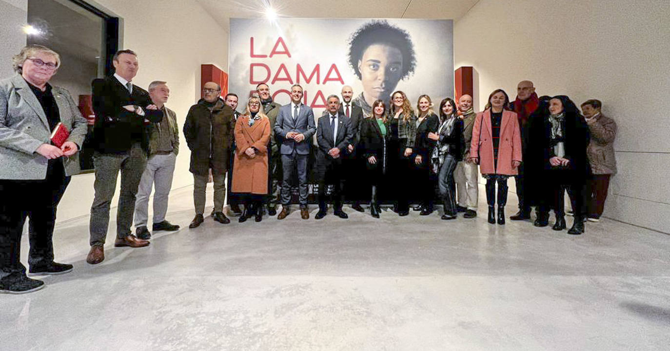 Foto de familia de los miembros de Gobierno y los responsables del Centro de Interpretación
