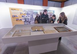 Asistentes a la inauguración de la exposición 50UC. Tan solo el principio'.