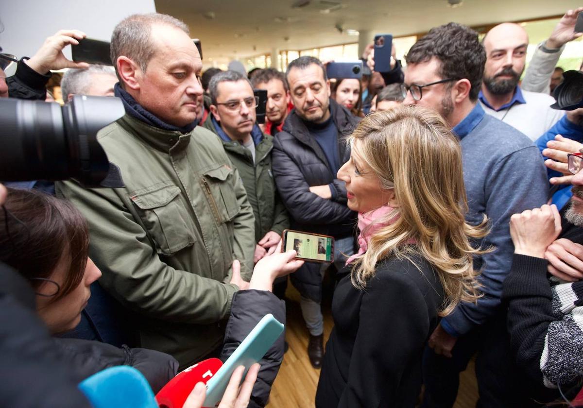 El encuentro entre los trabajadores y la vicepresidenta, hoy, en Santander.