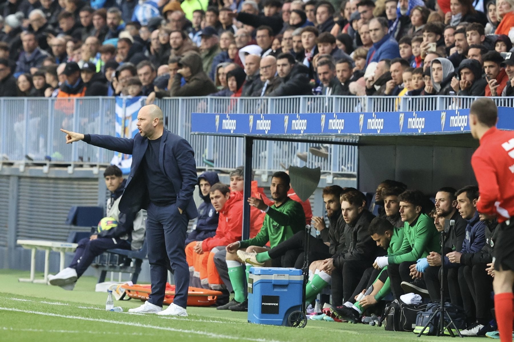 José Alberto, desde su banquillo, da instrucciones a sus jugadores en La Rosaleda.