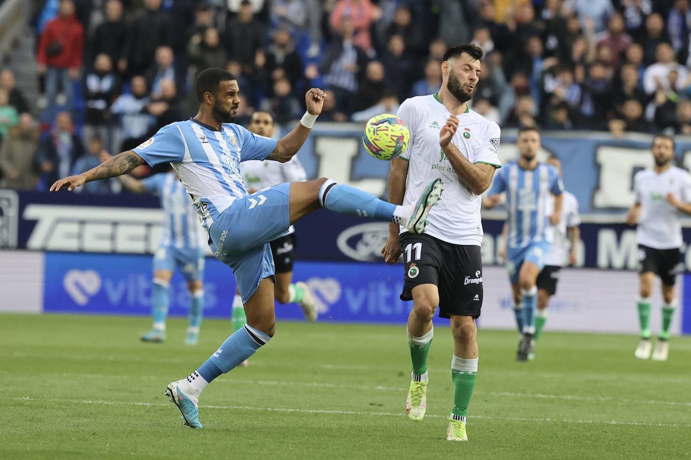 Ramalho disputa un balón a Roko Baturina, ayer asistente de Íñigo Vicente en el gol y buena referencia en punta de ataque, aunque no marcara.