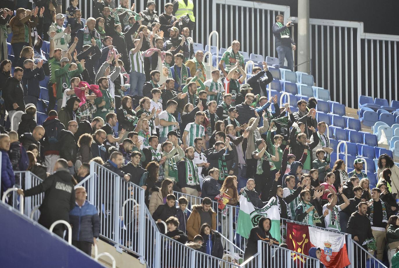 Algo más de un centenar de cántabros acompañaron al Racing en La Rosaleda.