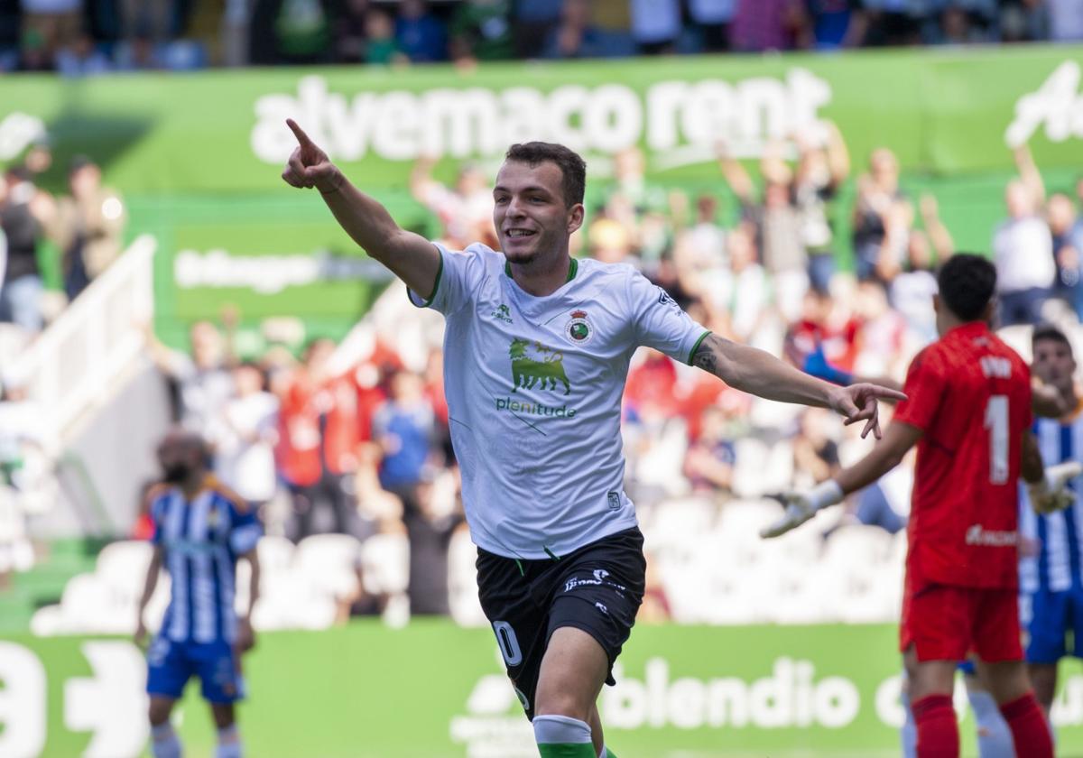 Íñigo Vicente celebra el gol que marcó ante la Ponferradina en los Campos de Sport.