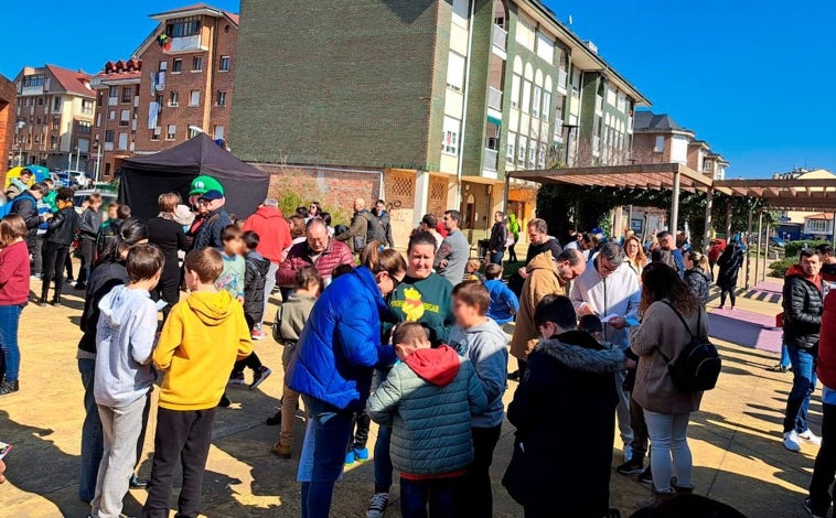 Imagen principal - La iniciativa reunió a numerosas familias. 