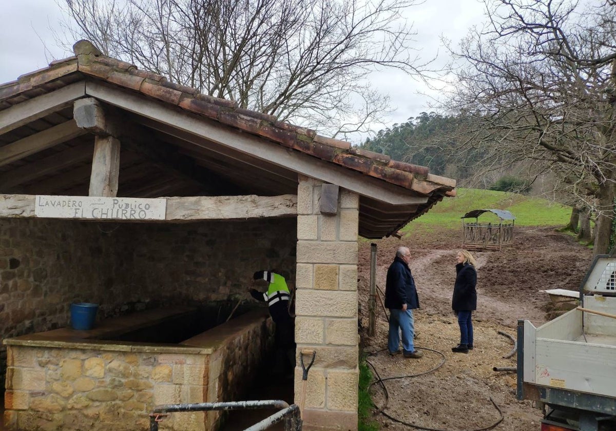 La alcaldesa Pilar del Río visitando los trabajos.