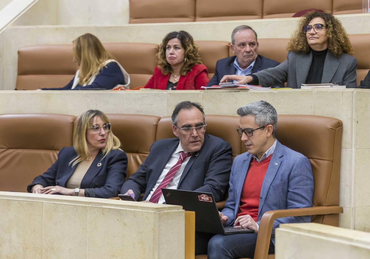 Pablo Zuloaga conversa con sus compañeros de la bancada socialista antes de intervenir.