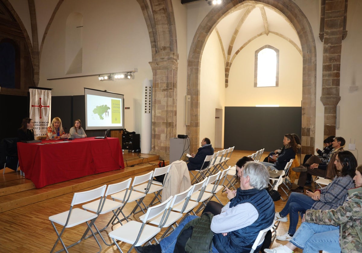 Leire Díez, Rebeca Fernández y Leticia Molist, durante la presentación en Potes