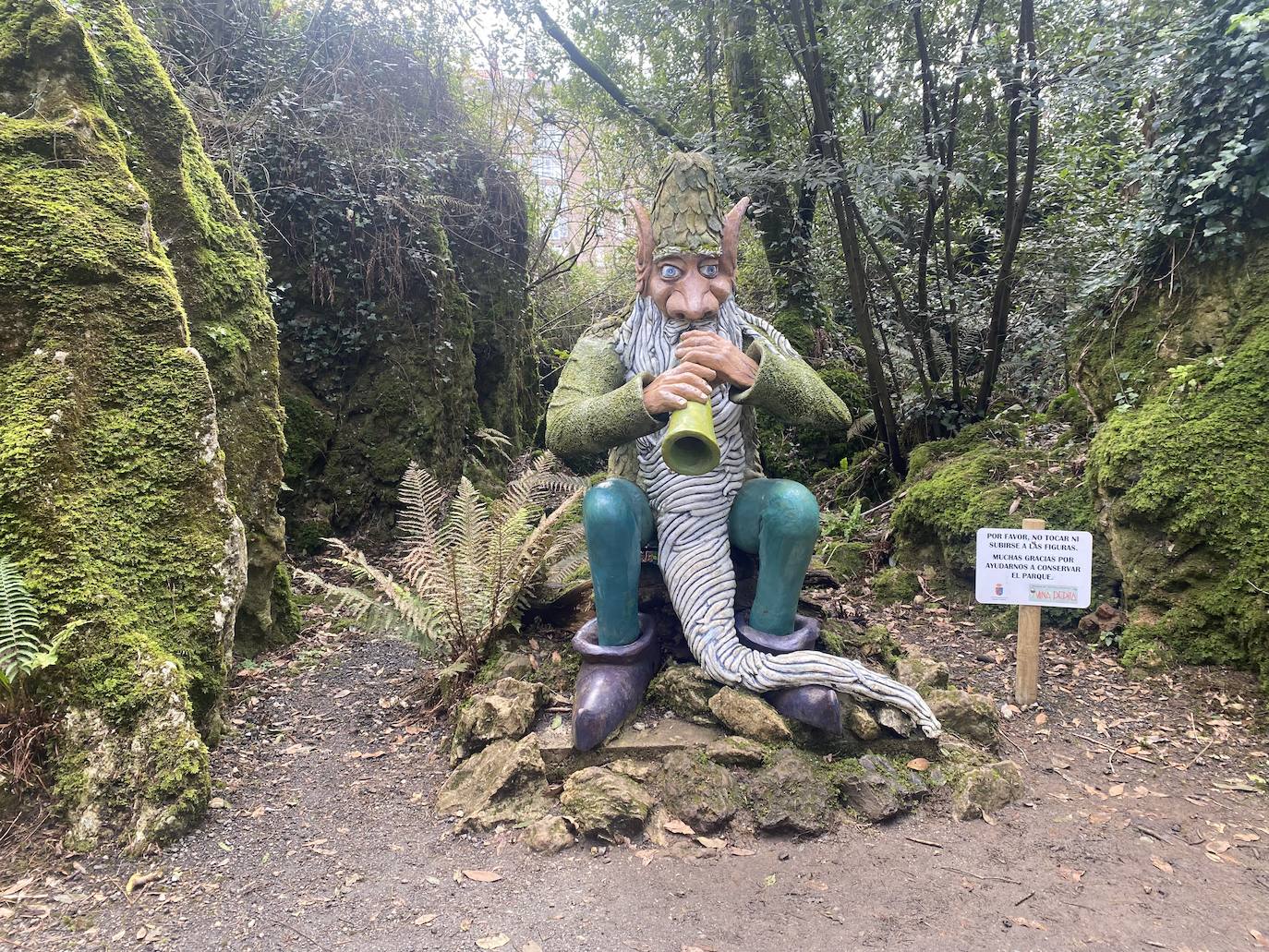 He aquí el Musgoso, una de las figuras más grandes del parque mitológico de Mina Pepita. Para encontrar el cubo de rubik sigue con la mirada su larga barba blanca...