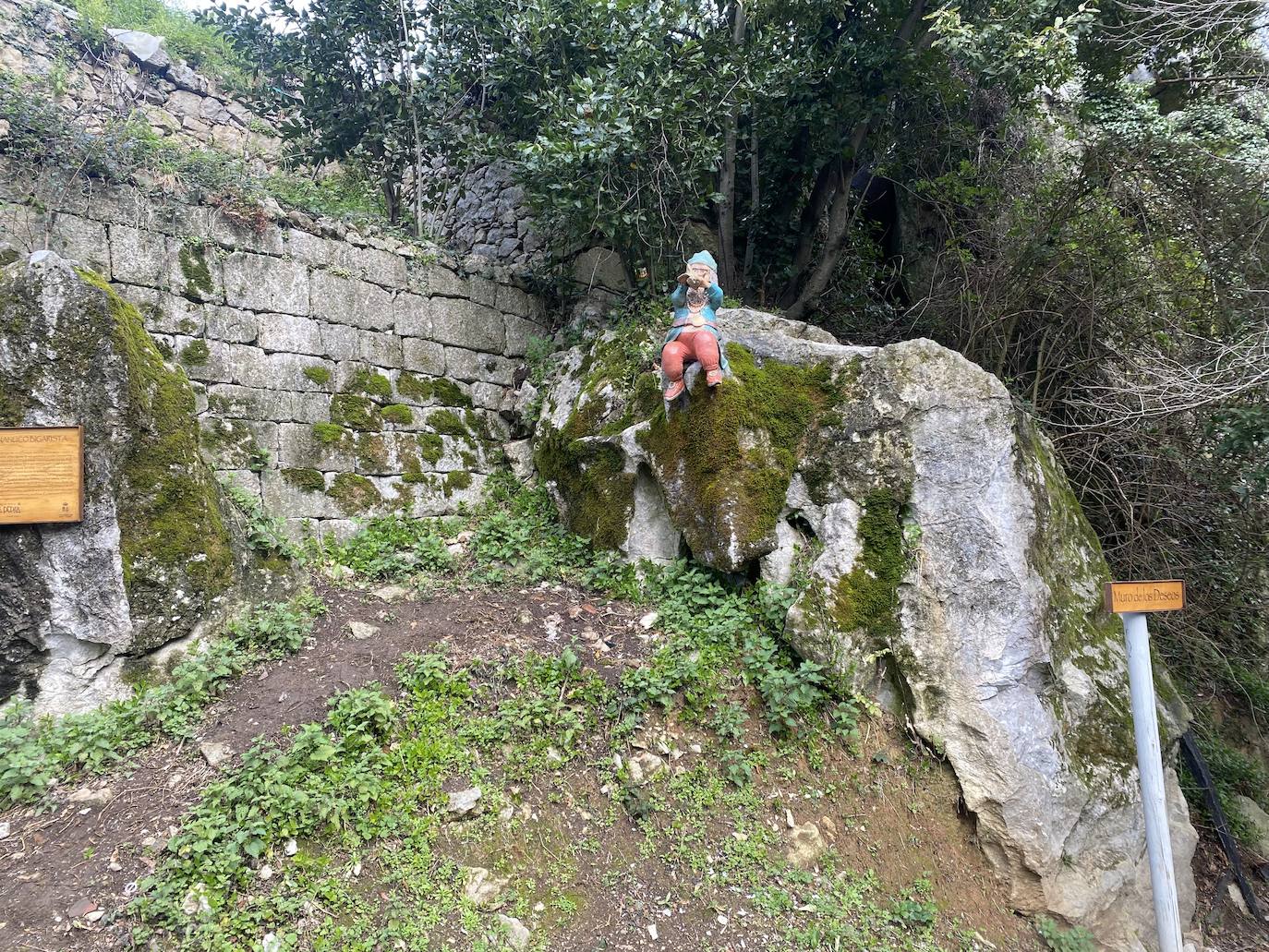 En el Muro de los Deseos se encuentra, sentado en una roca, el enanuco bigarista. Detrás suyo, el objeto que buscas.