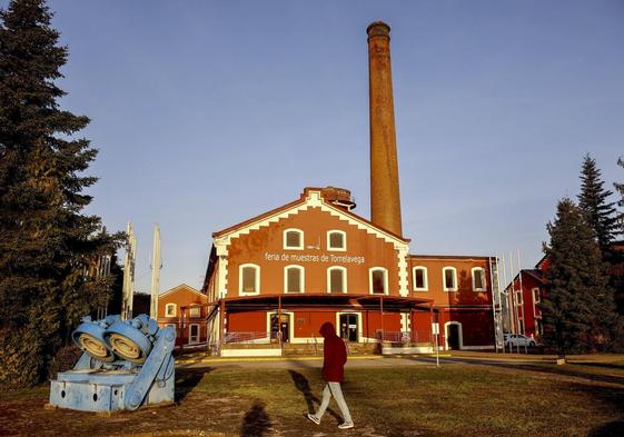 Un vecino camina por el recinto ferial de La Lechera, en Torrelavega.
