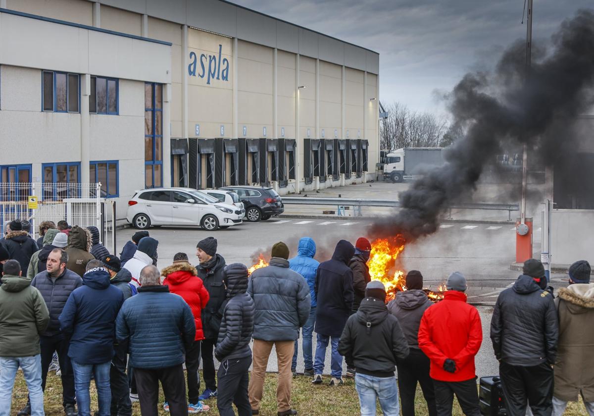 Barricadas en los accesos a la fábrica que Aspla tiene en Reocín, ayer por la mañana.