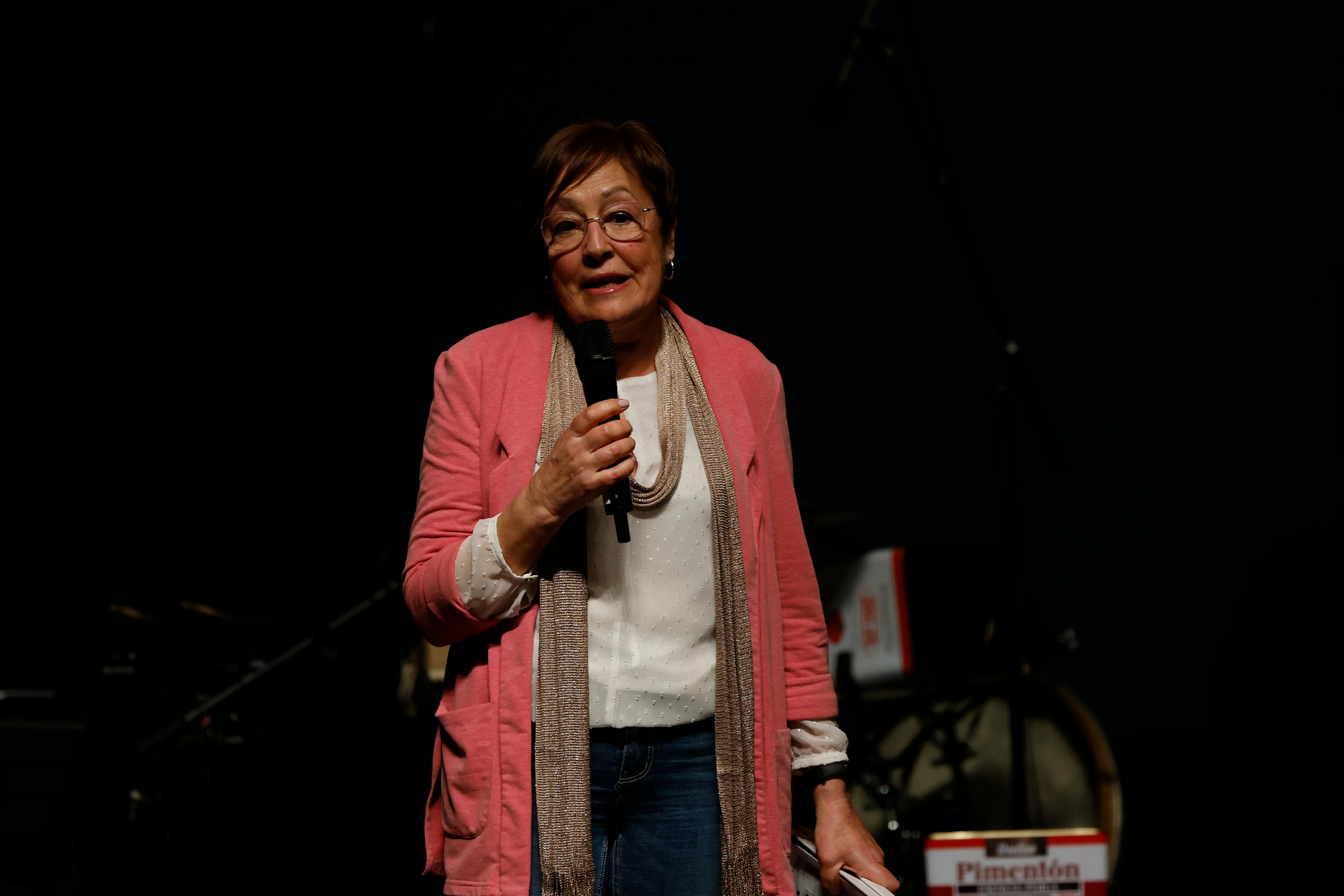 Manuela Ruiz, presidenta de la asociación Mujeres del Ason, agradeciendo el galardón. 