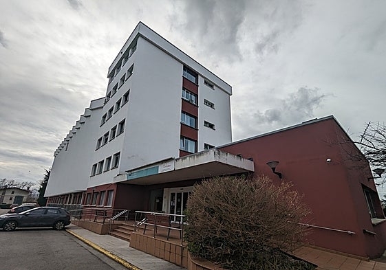 Exterior del Centro de Atención a la Dependencia de Laredo, donde actualmente hay un centenar de residentes