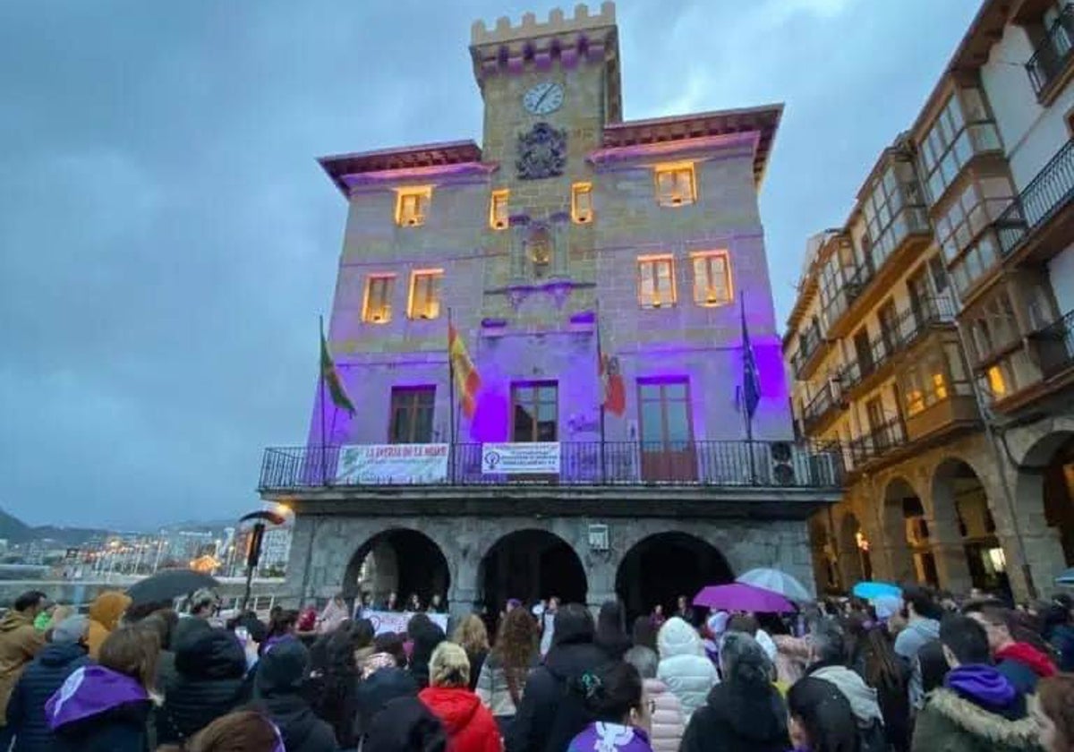 Concentración en el Ayuntamiento por el Día de la Mujer