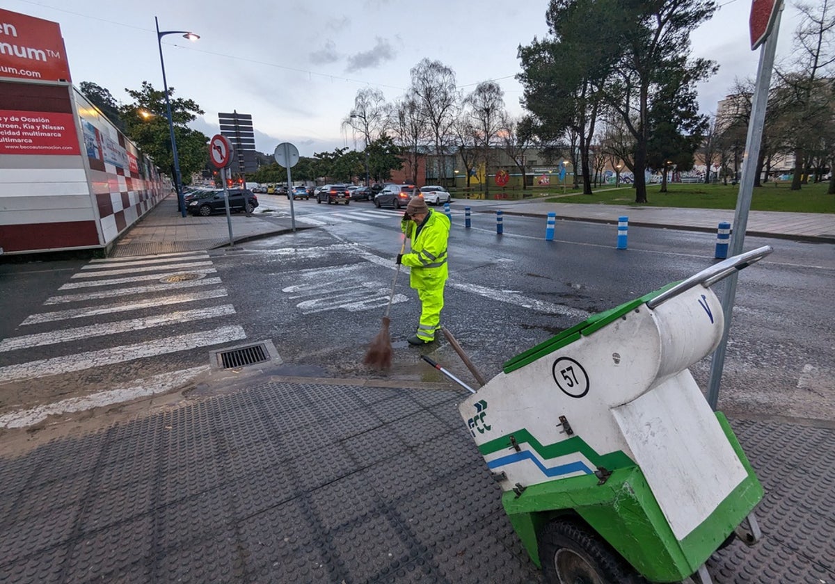 Un operario de la actual contrata del servicio de limpieza viaria, en manos de FCC, barre la acera del IES Bernardino de Escalante, en su confluencia con el campo de fútbol de San Lorenzo