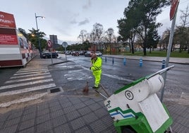 Un operario de la actual contrata del servicio de limpieza viaria, en manos de FCC, barre la acera del IES Bernardino de Escalante, en su confluencia con el campo de fútbol de San Lorenzo