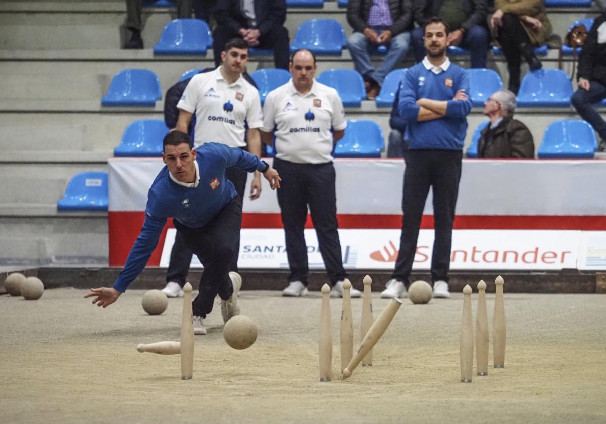 Fran Rucandio, de Comillas, al birle con sus compañeros al fondo.