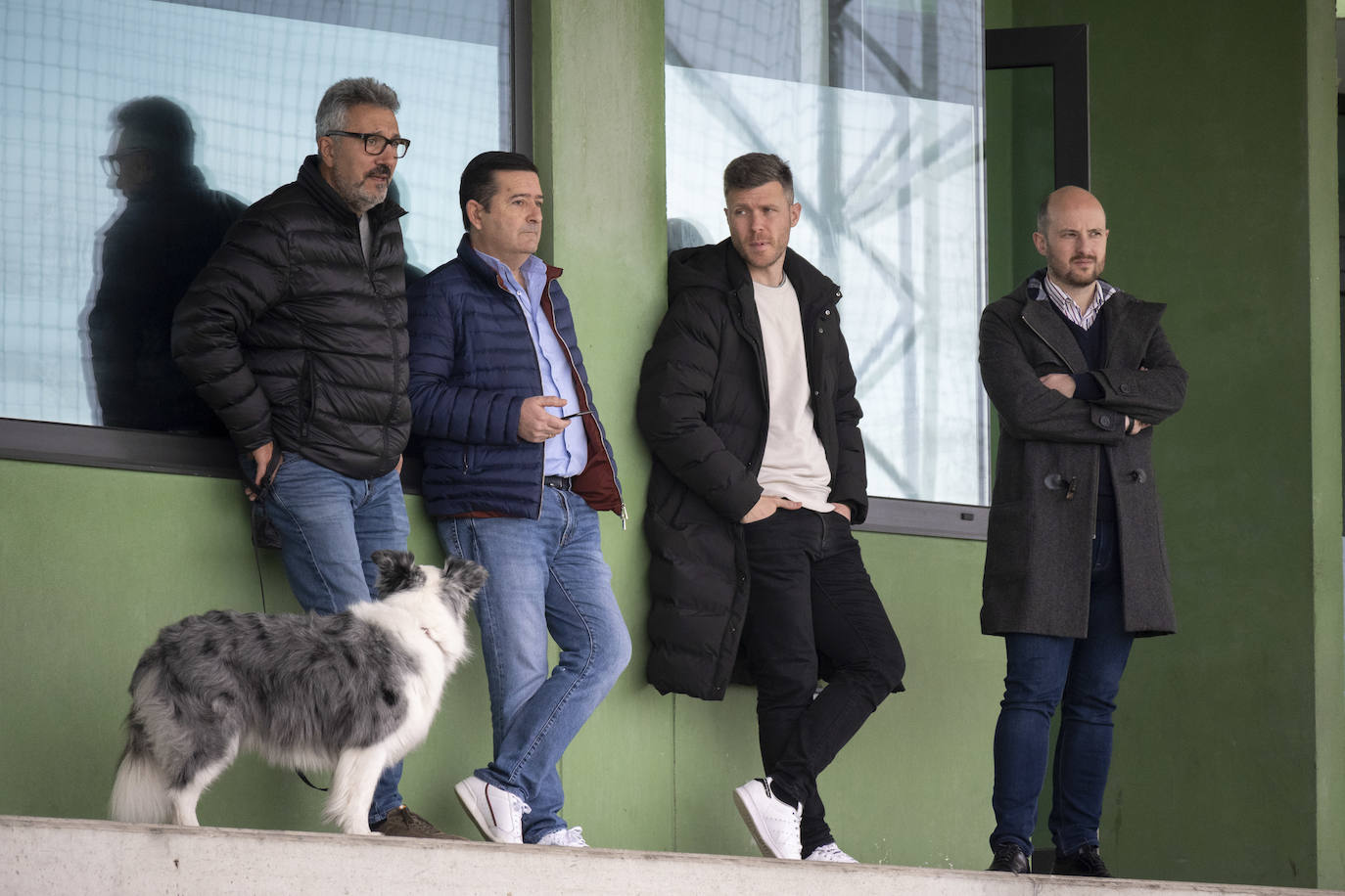 El relaciones externas del Racing, Víctor Diego; el consejero delegado, Pedro Ortiz, el director deportivo, Mikel Martija, y el jefe de prensa, Enrique Palacio, siguen el entrenamiento.