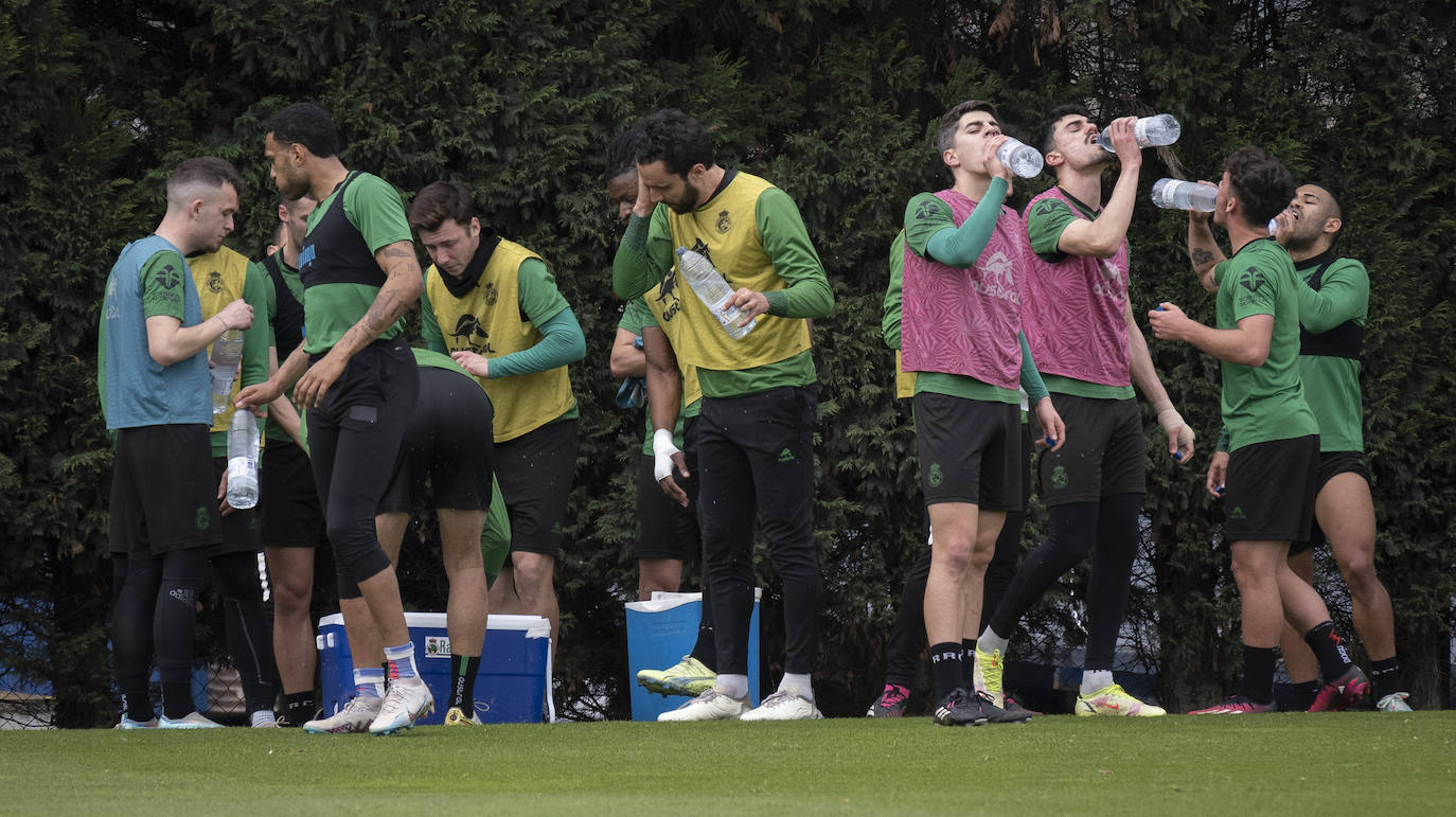 Los racinguistas, durante un descanso para hidratarse. Aunque se notó el sur, la temperatura fue agradable para entrenar.