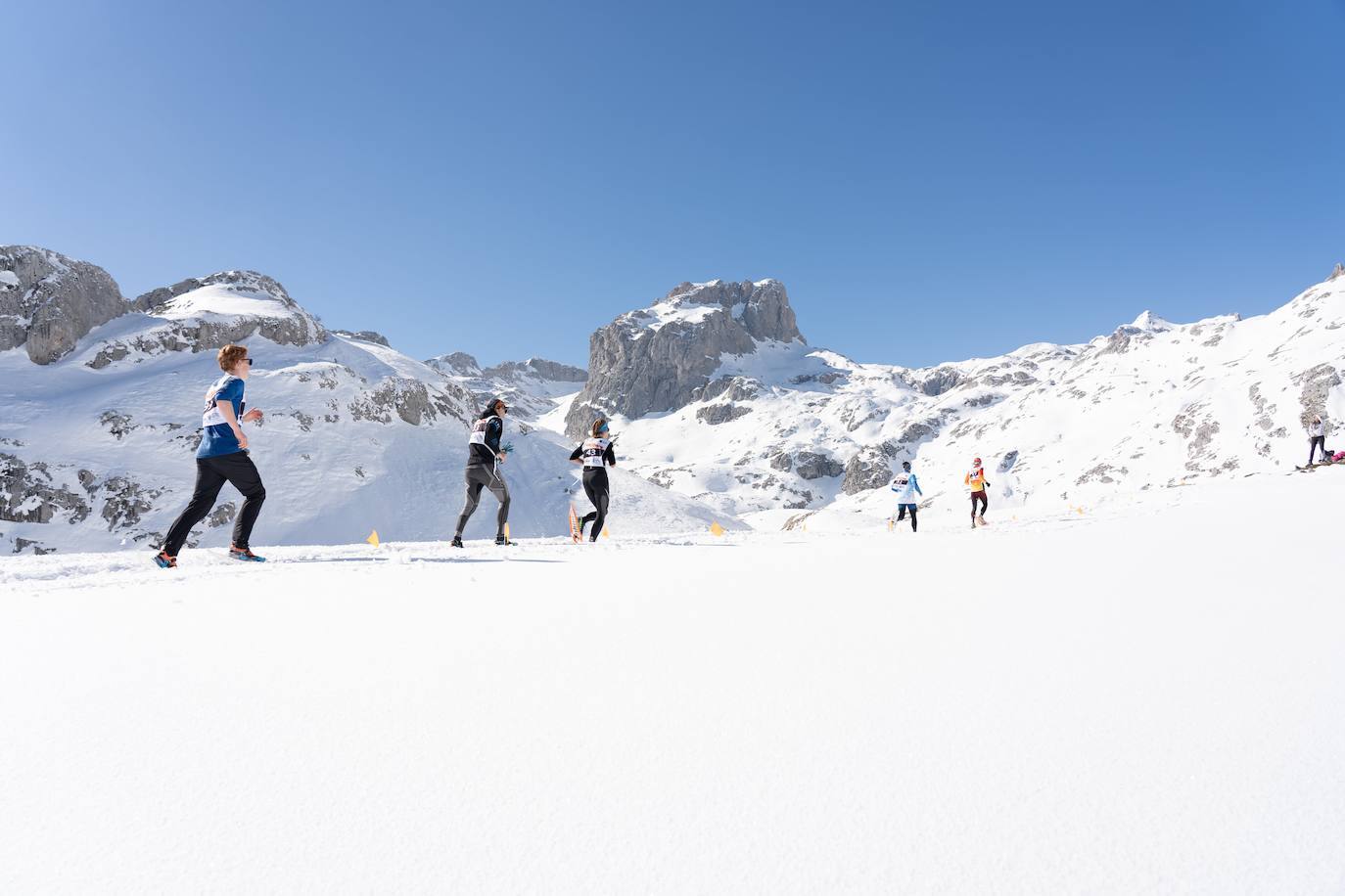 Los corredores con el macizo central de Picos de Europa al fondo.