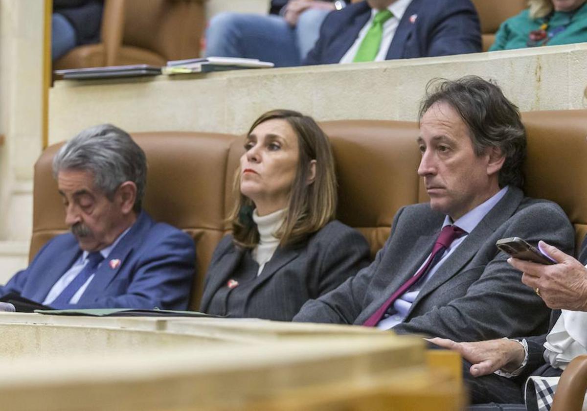 Miguel Ángel Revilla, Paula Fernández y José Luis Gochicoa, en el Parlamento.