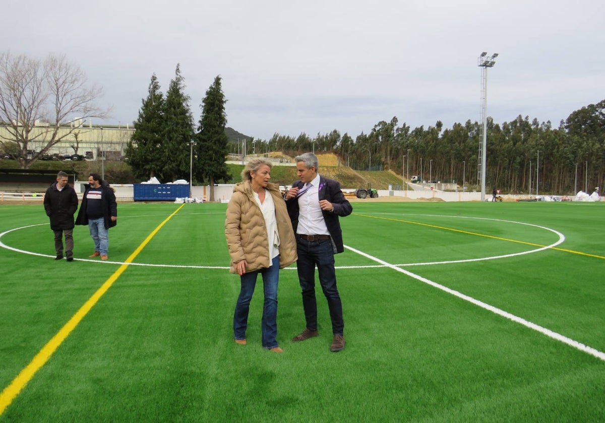 Susana Herrán y Pablo Zuloaga (delante) en la visita al campo de fútbol