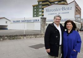 Los hermanos Santiago y Magdalena Llera posan sonrientes ante la empresa que fundó su padre.