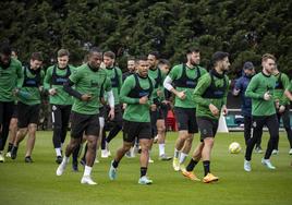 Los jugadores del Racing realizan carrera continua en la sesión del pasado martes en las Instalaciones Nando Yosu.