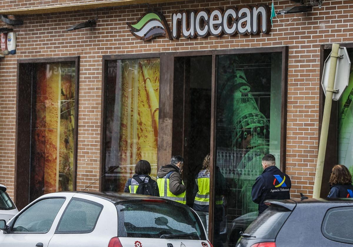 Imagen de los registros de la UDEF de la Policía Nacional y la Agencia Tributaria en la empresa Rucecan, que tiene su sede en Torrelavega.