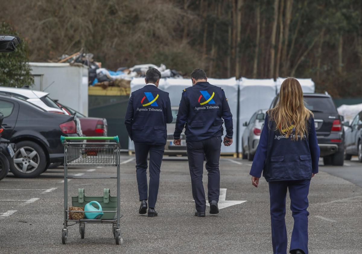 Tres agentes de la AEAT, durante los registros del 22 de febrero.