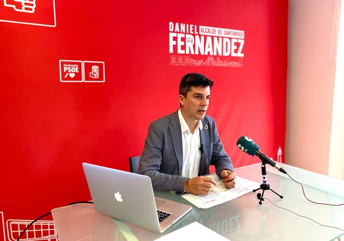 Daniel Fernández presenta su página web.