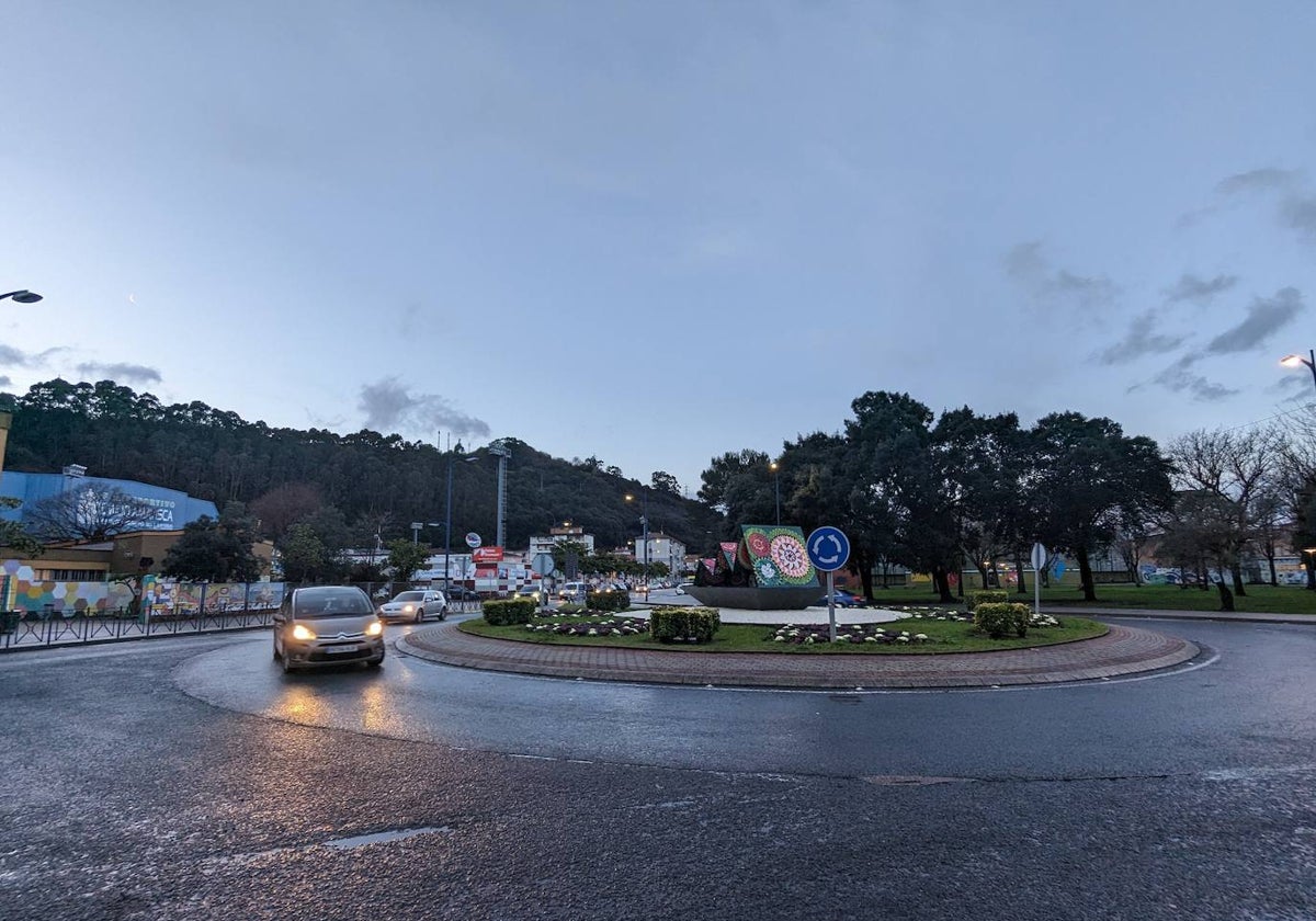 Un vehículo circula en la rotonda situada frente al IES Bernardino de Escalante, donde se asienta el Monumento a la Batalla de Flores.