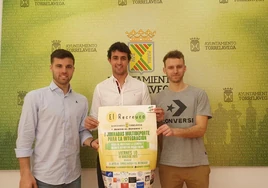 Alberto Delgado y Jorge Merino, futbolista y exjugador de la Gimnástica respectivamente, presentan las jornadas junto al edil de Deportes, Nacho González (en el centro).