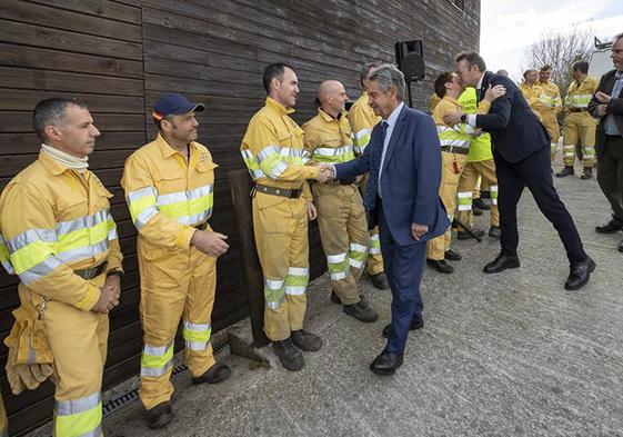 El presidente Revilla, ayer, durante su visita junto al consejero Blanco a los brigadistas antiincendios del BRIF de Ruente.