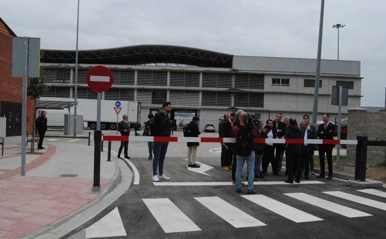 Imagen principal - Las autoridades visitan la obra del nuevo vial secundario para la salida de los camiones del puerto.