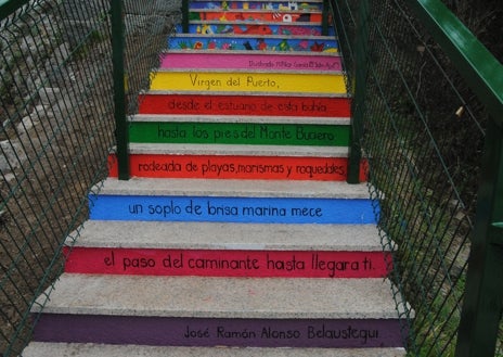 Imagen secundaria 1 - Detalles del mural pintado en los escalones.