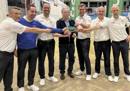 Jaime García, Gabi Cagigas, Pedro Gutiérrez, Gerardo Castanedo, Alberto Díaz, Jesús Salmón y Rubén Rodríguez con el trofeo de campeones de la Copa Apebol.