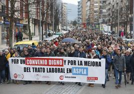 Los trabajadores de Aspla durante la manifestación que recorrió Torrelavega el pasado viernes 3 de marzo.