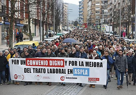 Los trabajadores de Aspla durante la manifestación que recorrió Torrelavega el pasado viernes 3 de marzo.
