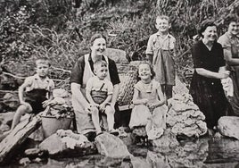 Madres con hijos lavando en Abionzo, fotografía del libro 'Villacarriedo, imágenes para el recuerdo'.