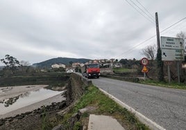 Un camión circula por encima del puente en dirección hacia Bárcena de Cicero tras haber accedido junto al cruce de Carasa.