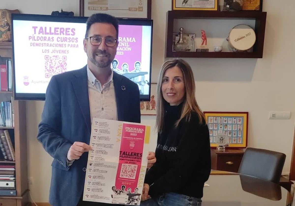 El alcalde de Colindres, Javier Incera, y la concejal de Juventud, María Eugenia Castañeda, con el cartel que recoge las distintas actividades programadas desde la Casa de la Juventud.