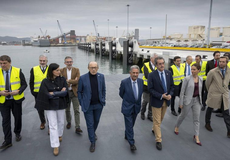 En primer término, Gema Igual, Javier López Marcano, Miguel Ángel Revilla, Francisco Martín, Ainoa Quiñones y Felipe Piña, acompañados de otros representantes institucionales.