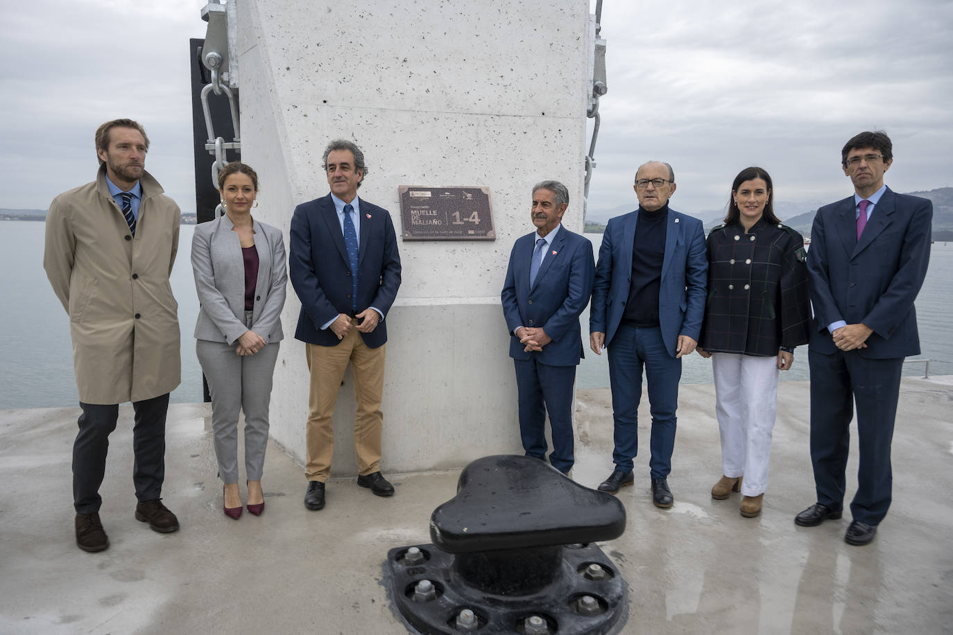 De izquierda a derecha Felipe Piña, Ainoa Quiñones, Francisco Martín, Miguel Ángel Revilla, Javier López Marcano. Gema Igual y Manuel Arana